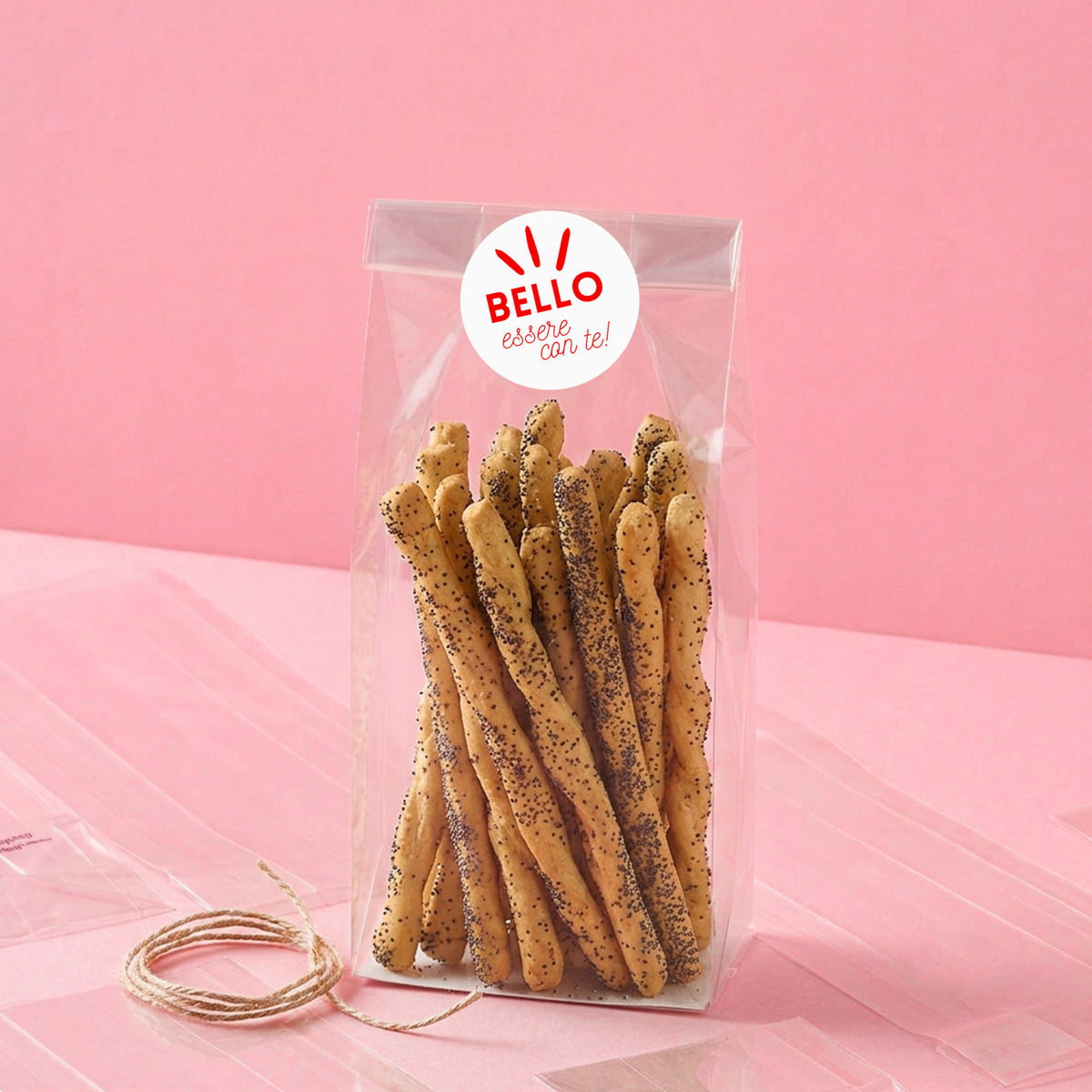 Sacchetto trasparente pieno di dolci con etichetta tonda bello essere con te 