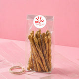Sacchetto trasparente pieno di dolci con etichetta tonda bello essere con te 