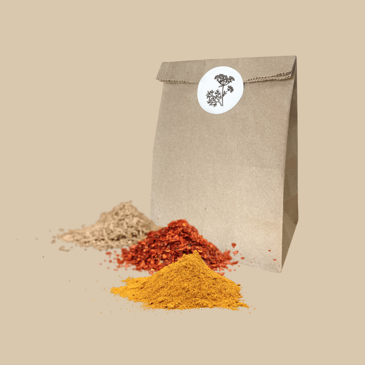 Busta color avana chiusa con etichetta personalizzata accanto ca cumuli  di spezie
