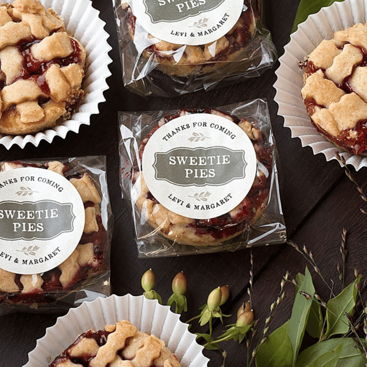 Crostatine dentro le buste, con etichette personalizzate, su un tavolo di legno scuro