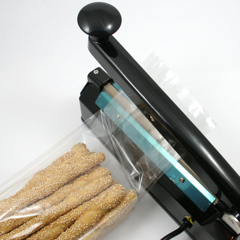 Macchina  salda sacchetti con sacchetto di plastica contenente grissini 