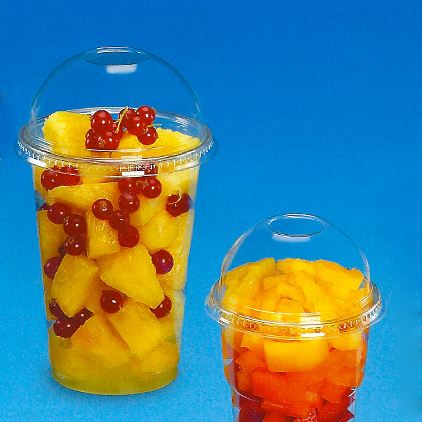 Bicchieri di plastica, due misure, con cupola, pieni di frutta 