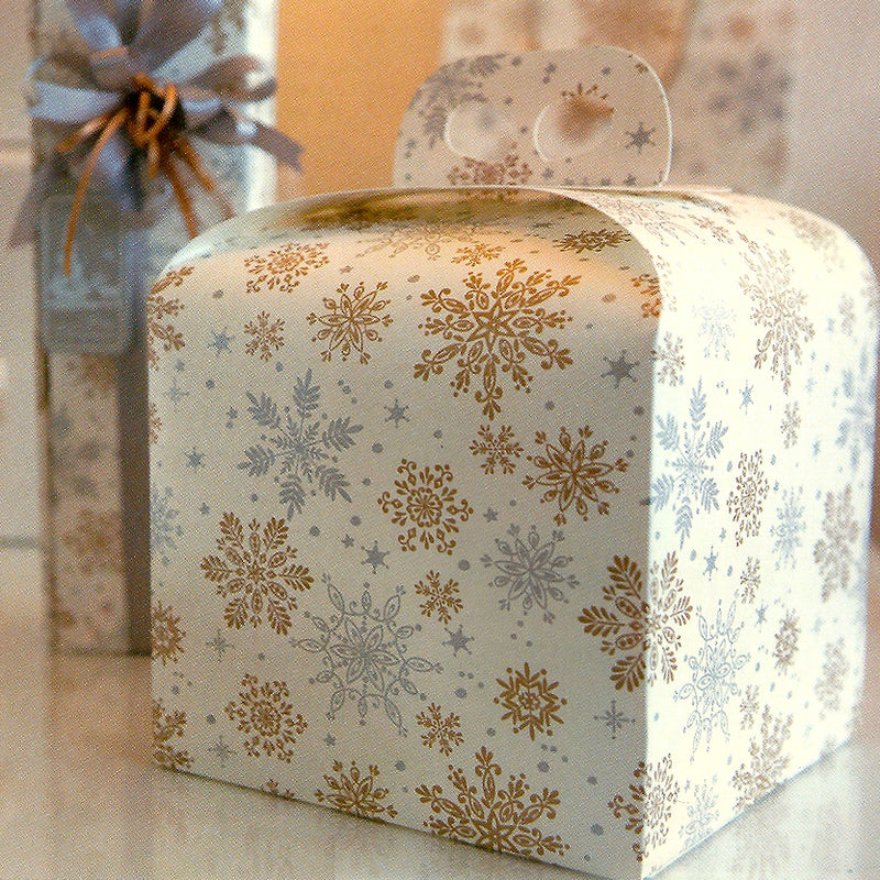 Scatola per panettone bianco panna con fiocchi di neve oro e argento 
