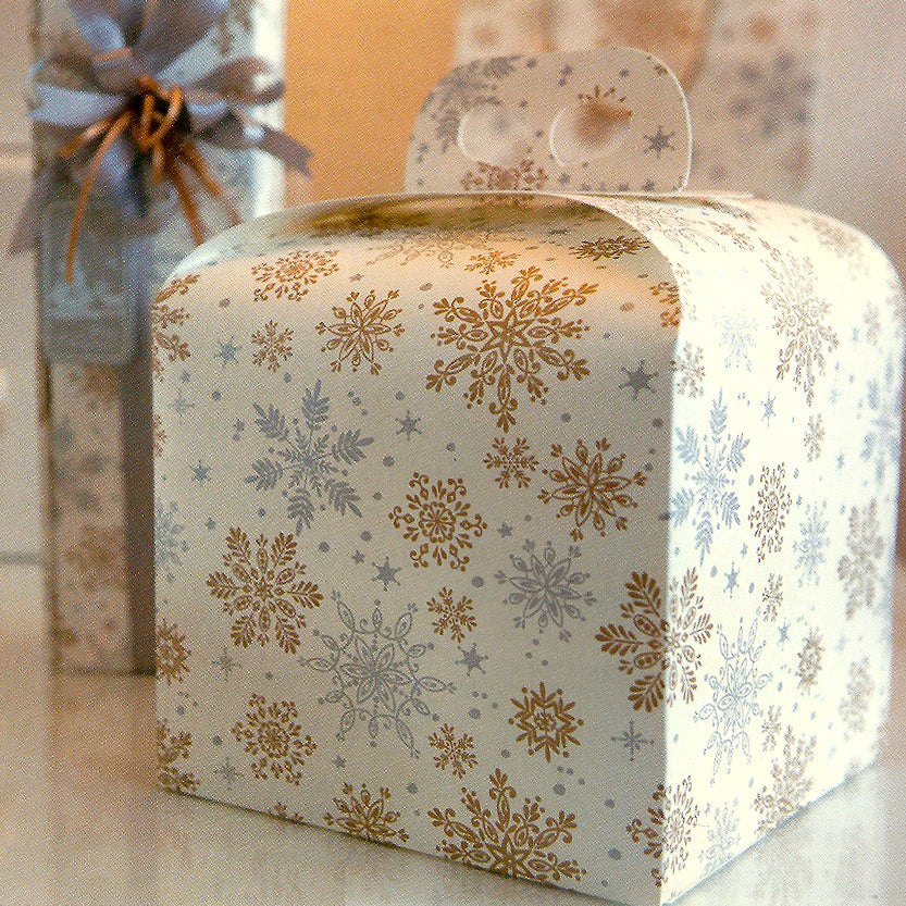 Scatola per panettone bianco panna con fiocchi di neve oro e argento 