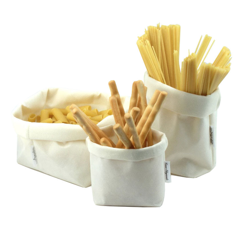 Cestini di stoffa con grissini, pasta , di diversi colori e misure 