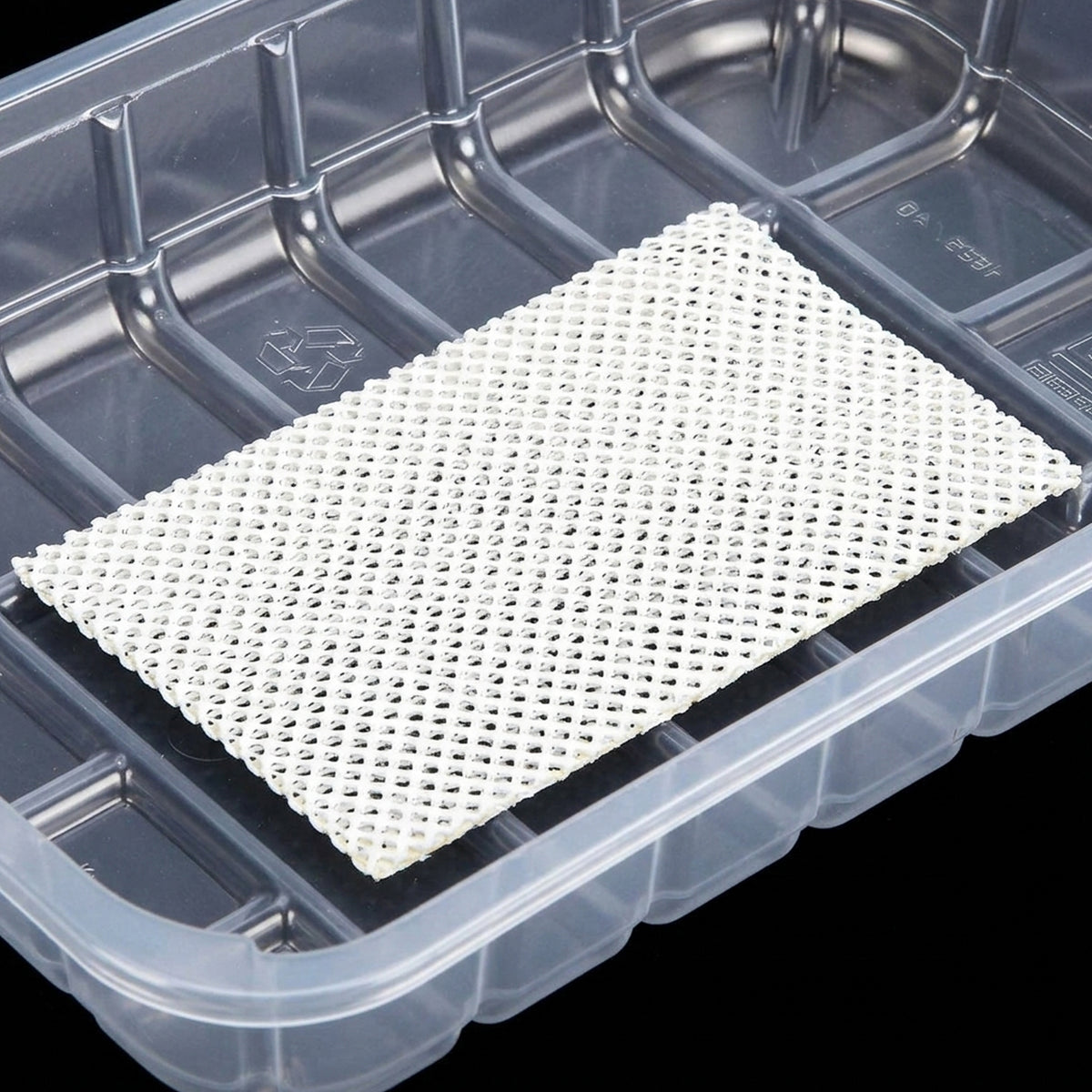 Fazzoletto di carta assorbente forata dentro vaschetta di plastica