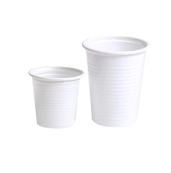 Due bicchieri di plastica bianchi di diverse misure 