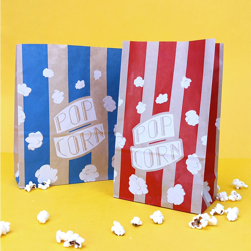 Sacchetto di carta porta pop corn con vicino di pop corn sfusi - due misure e due colori diversi 