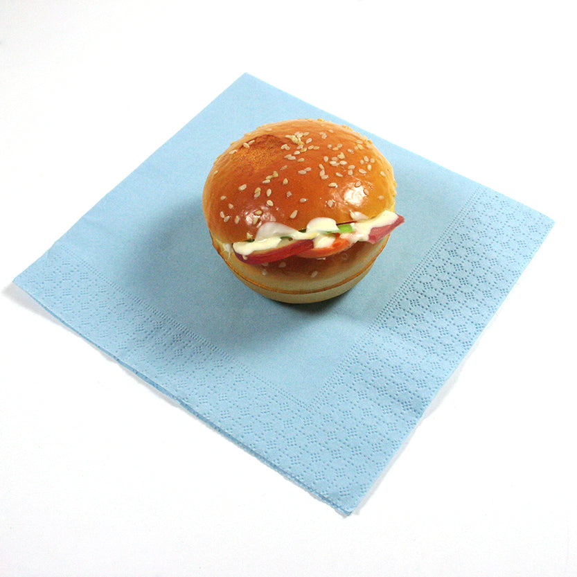 Tovagliolo di carta azzurro con sopra un panino 
