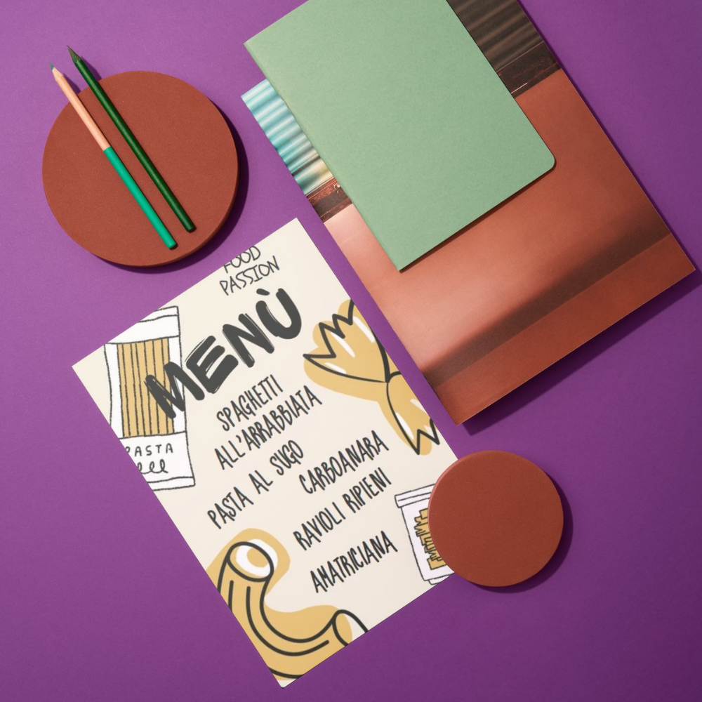 Flyer personalizzato su scrivania viola e oggetti da scrivania