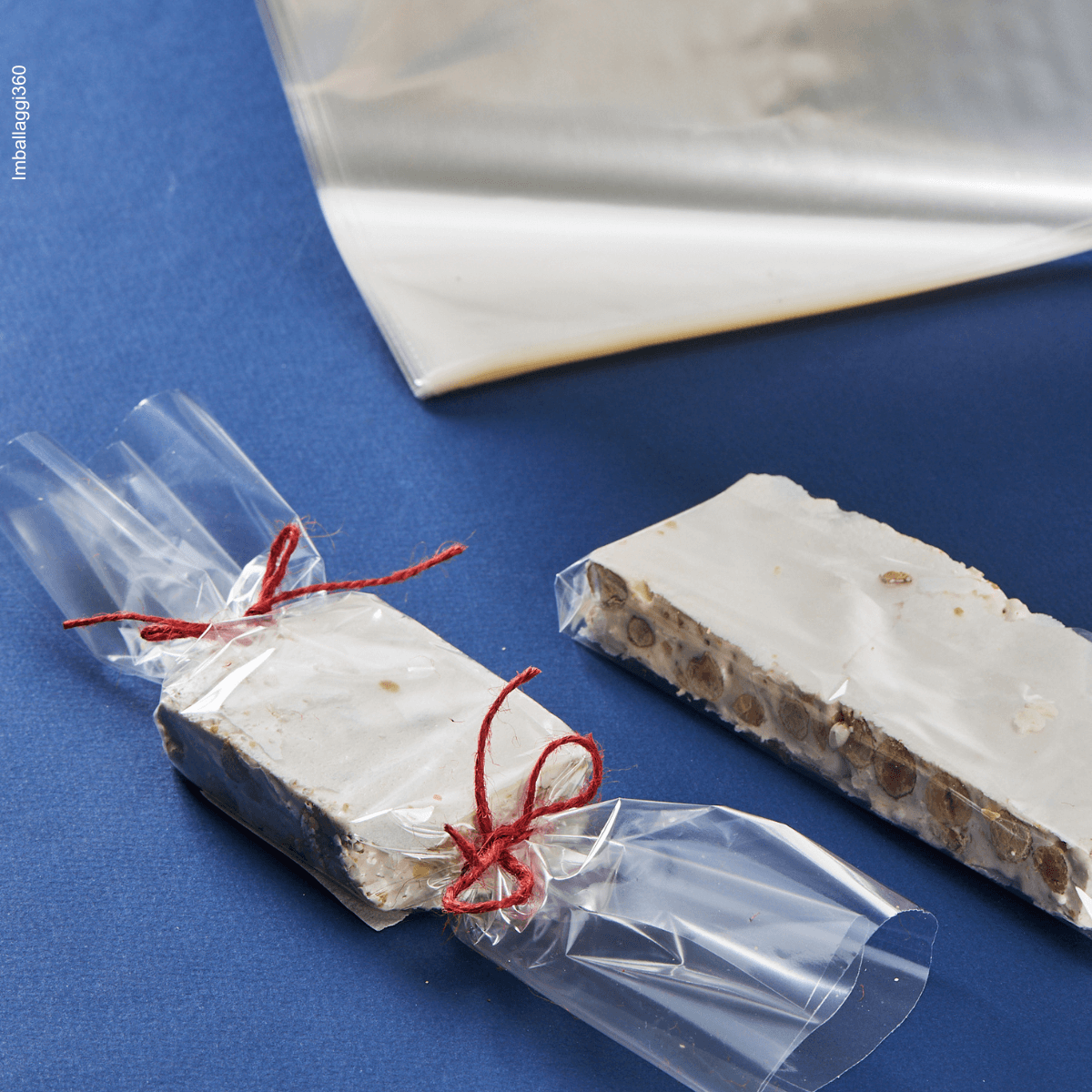 Dettagli di torroni avvolti da carta alimentare trasparente