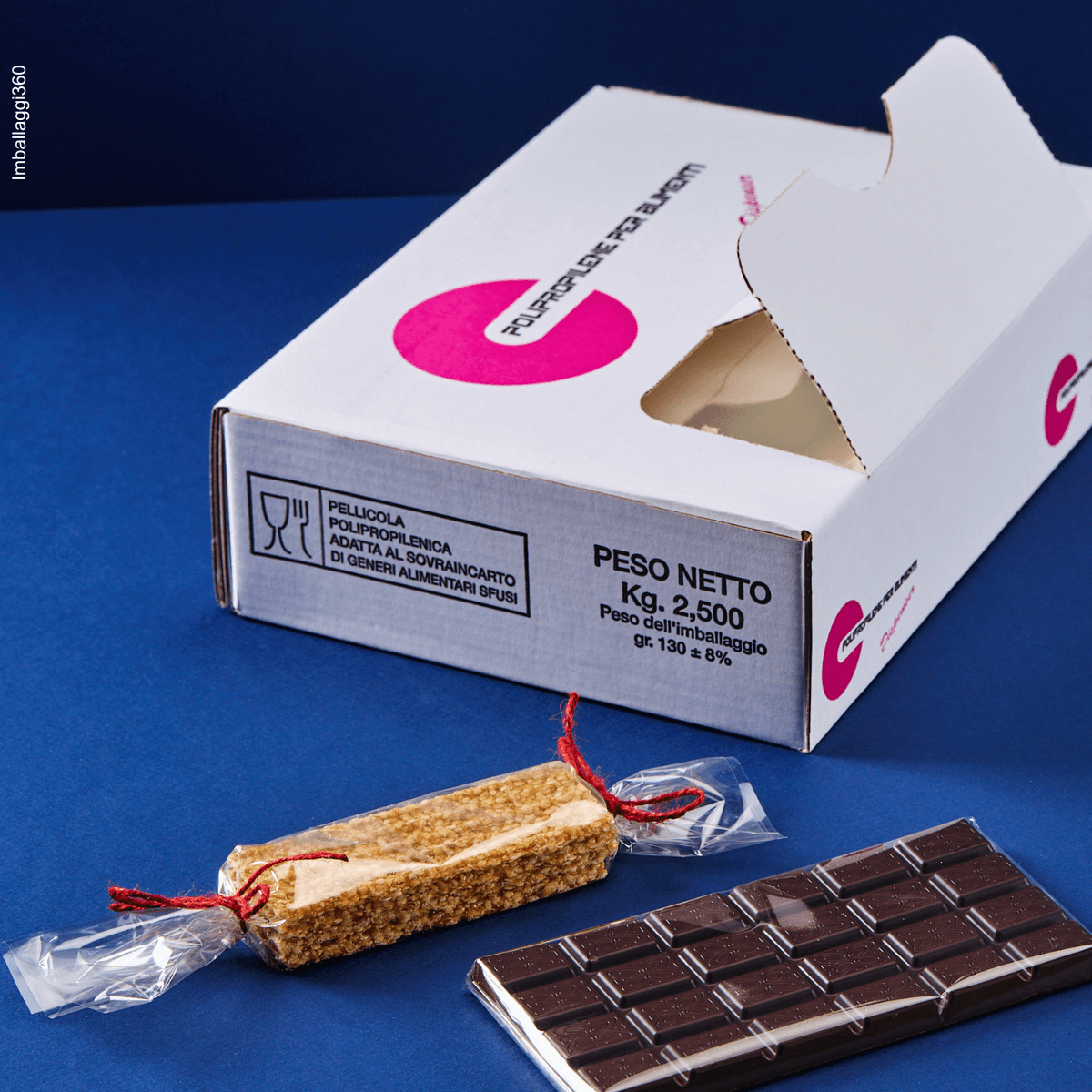 Foglio trasparente per alimenti nella confezione d  su tavolette di cioccolato avvolte dal foglio. Sfondo blu