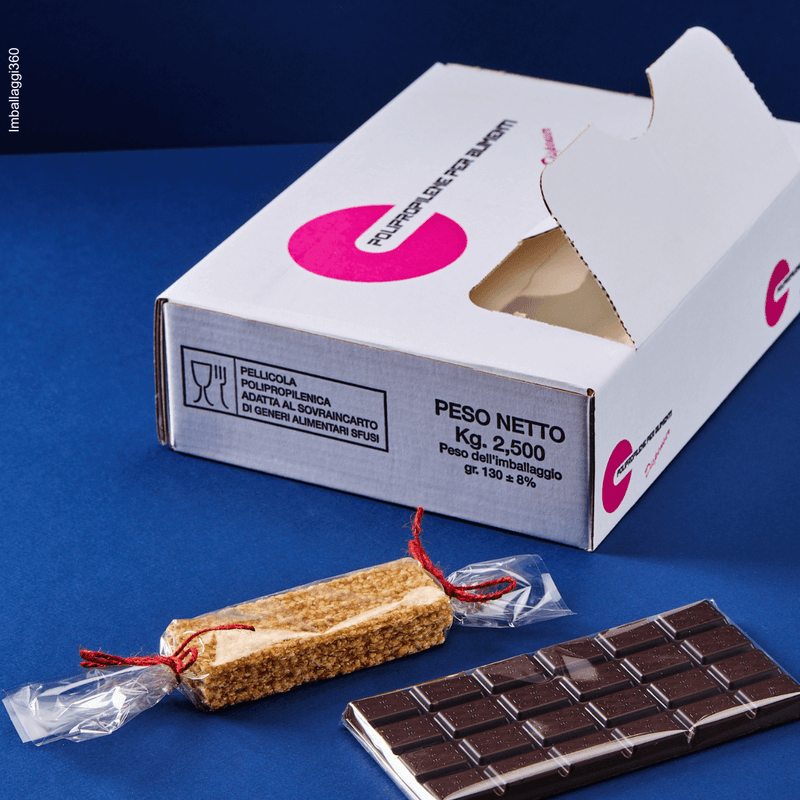 Foglio trasparente per alimenti nella confezione d  su tavolette di cioccolato avvolte dal foglio. Sfondo blu