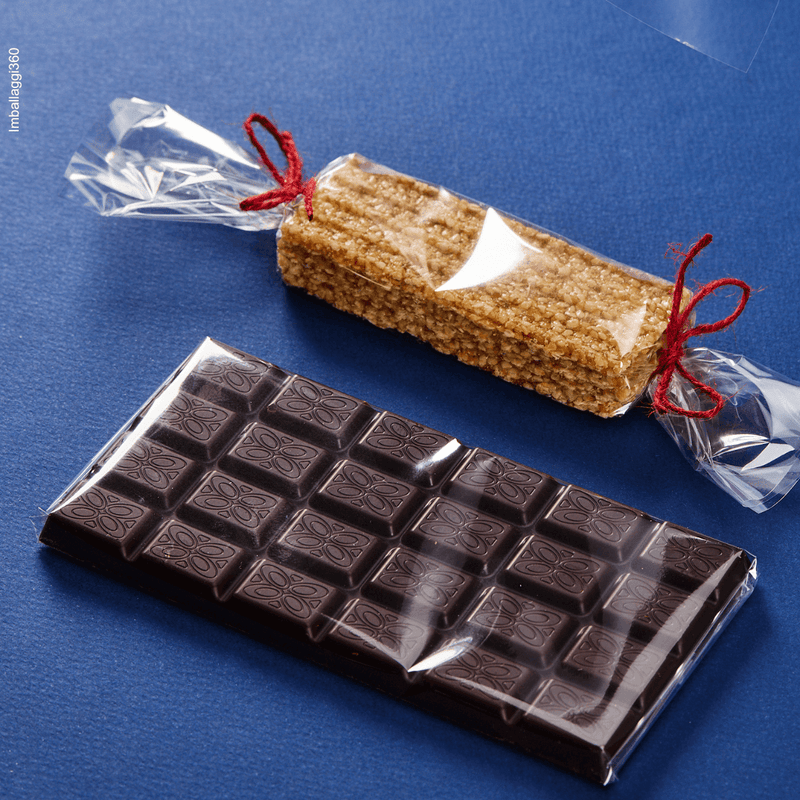 Foglio trasparente per alimenti che avvolgono tavolette di cioccolato. Sfondo blu