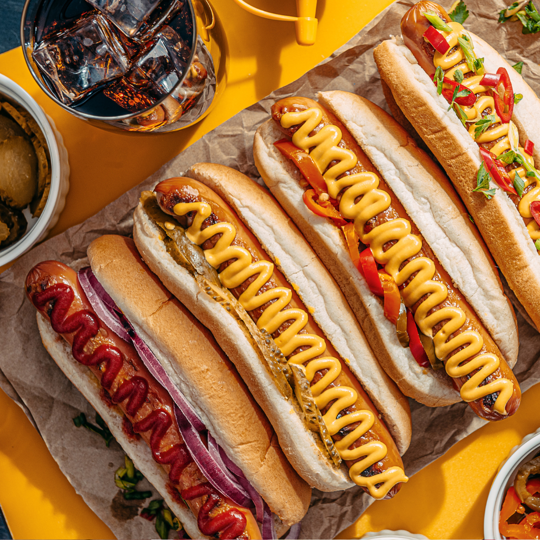 Immagine di hot dogs conditi con varie salse 
