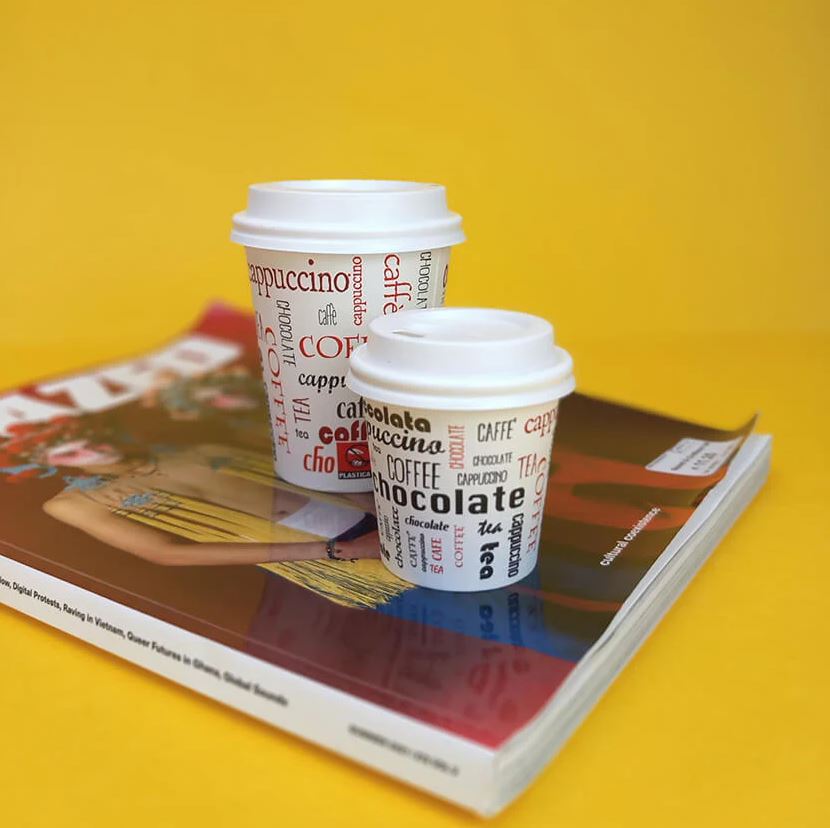 Bicchieri da caffe in cartoncino stampa parole due misure diverse messi  su una rivista 