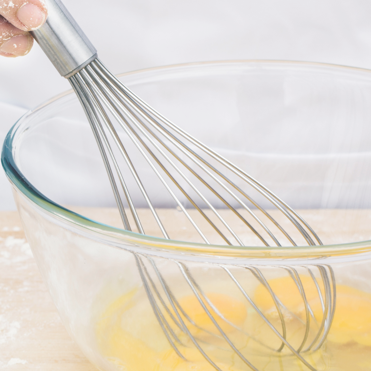 Frusta da cucina, dettaglio mentre gira uova