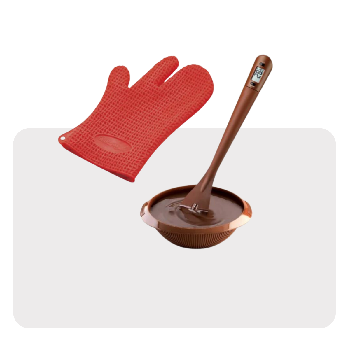 Guanto in silicone rosso e termometro per il cioccolato su una terrina piena di cioccolato 