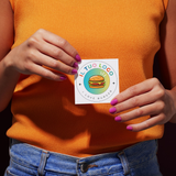 Mani che reggono biglietto da visita quadrato con il tuo logo