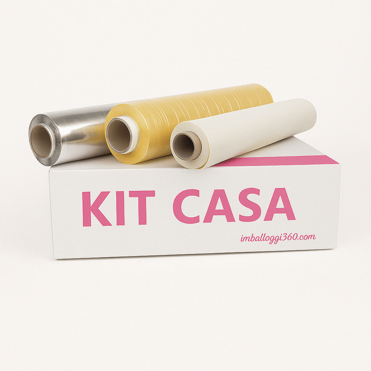 Rotoli di pellicola, alluminio, carta forno, post su una scatola sulla quale c'è scritto Kit Casa