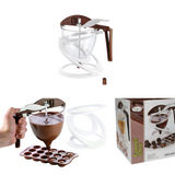 machina per fare cioccolatini, da sola, sua confezione e retta da una mano su stampi di silicone 