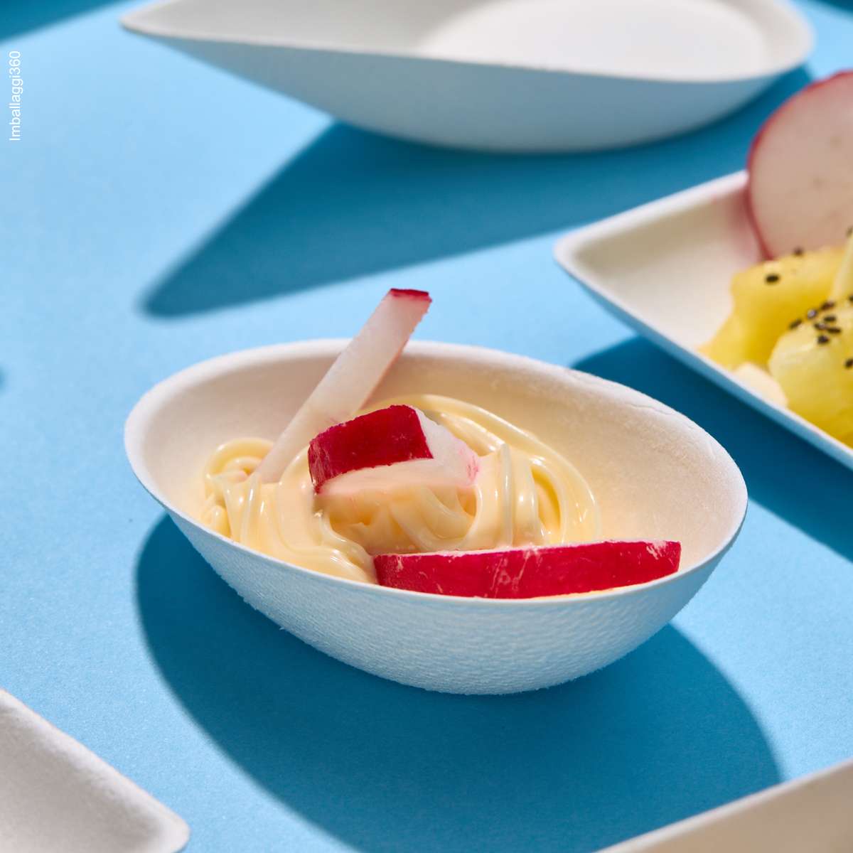 Monoporzione per finger food , ripiena, su sfondo azzurro