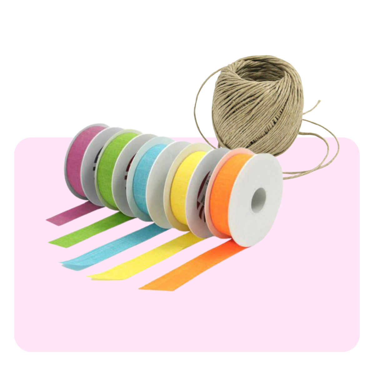 Banner a sfondo rosa, sotto a degli esempi, per esempi di nastri colorati e gomitolo di spago
