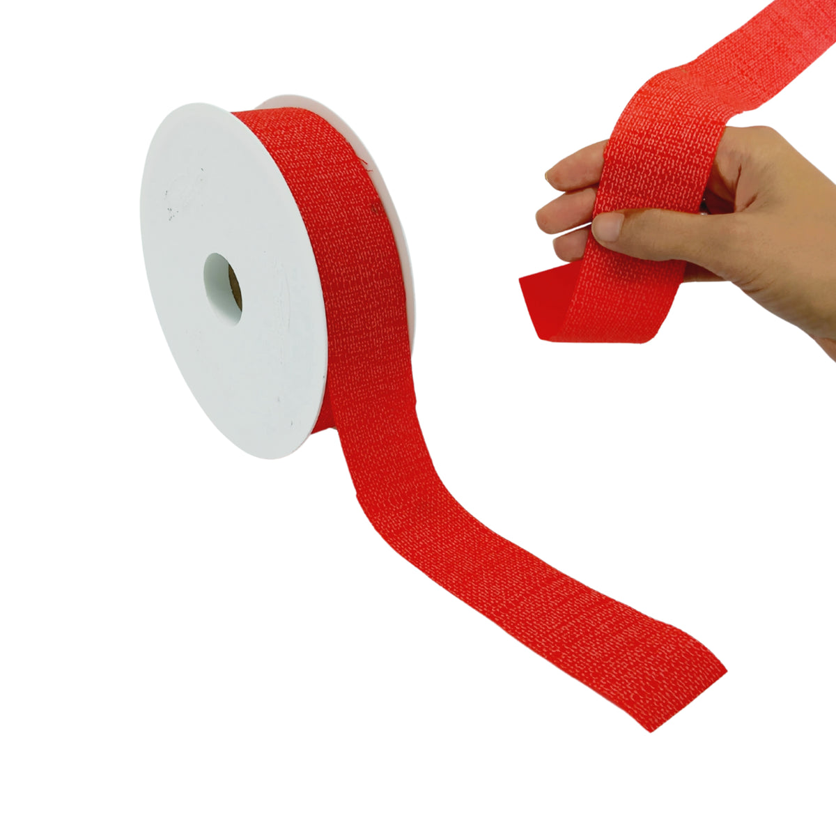 Nastro in tnt color rosso tenuto da una mano 