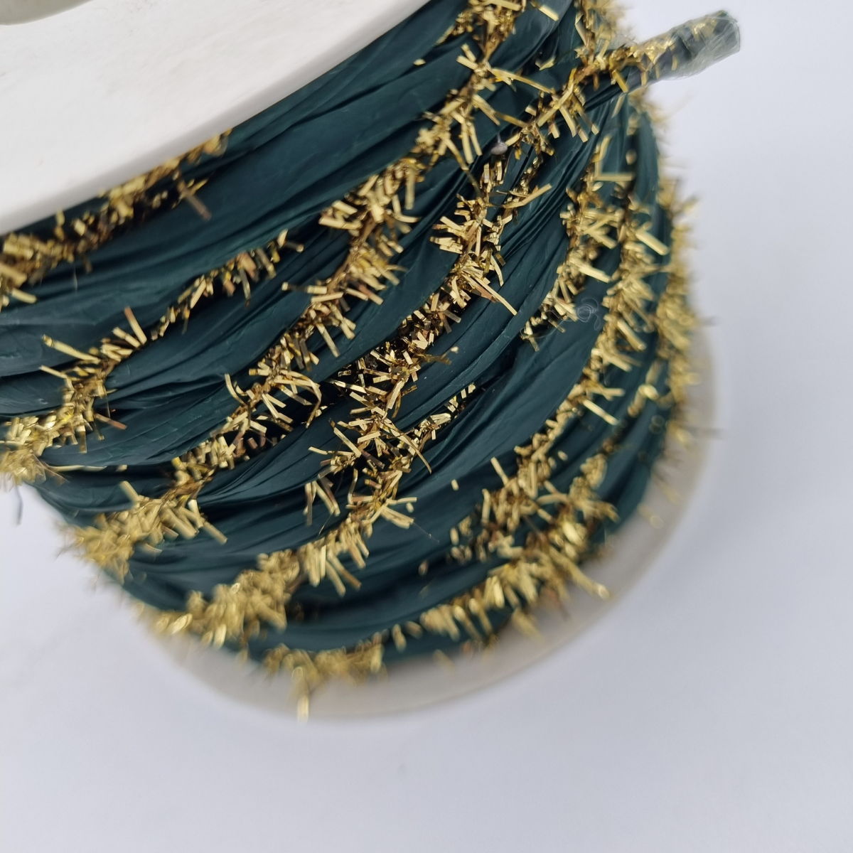 Rotolo di nastro decorativo verde ed oro  dettaglio 