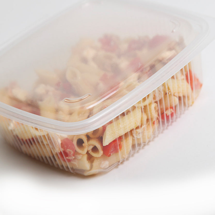 Vaschetta di plastica per cibo, trasparente, chiusa, con insalata di pasta all'interno. Dettaglio