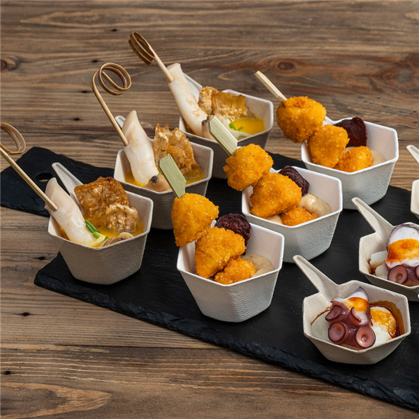 Set di monoporzioni piene di finger food su ardesia