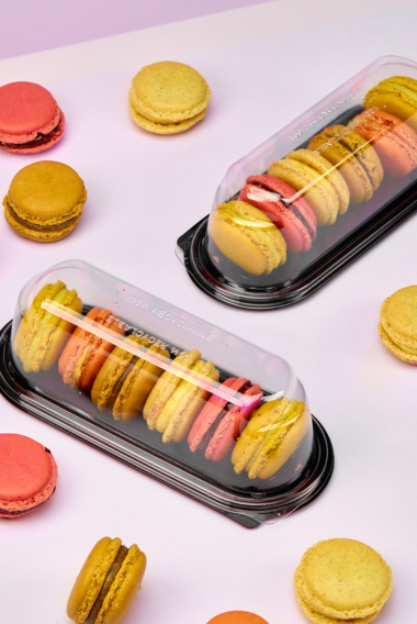 Confezioni di macarons ripiene e macarons sul tavolino