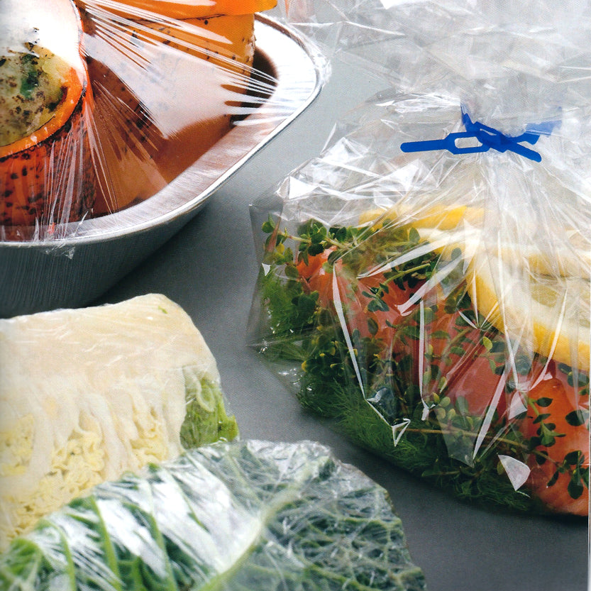 Pellicola trasparente che avvolge alimenti, su una tavola 