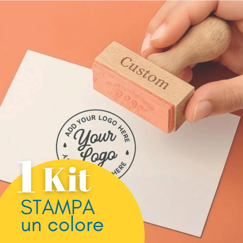 Timbro personalizzato con il tuo logo retto da una mano su un foglio timbrato. Scritta 1 kit stampa 1 colore