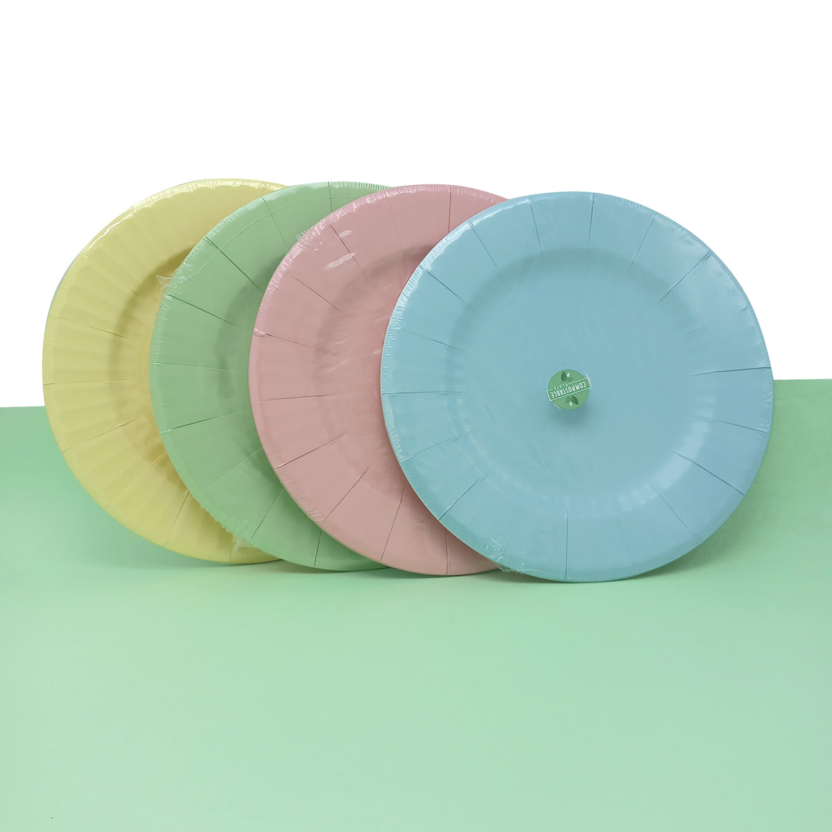 Piatti di carta colorati nelle loro confezioni 
