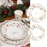 Tavola apparecchiata con piatti natalizi monouso 