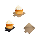 Piatto monoporzione quadrato con sopra dei dolci e uno vuoto 