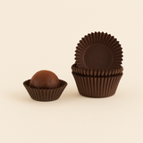 Pirottini in carta marrone. Alcuni impilati ed uno ripieno di cioccolatino
