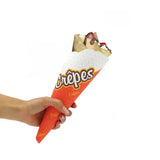 Mano che regge cono per crepes con dentro una crepe