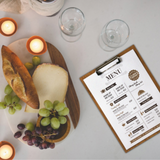 Vista dall'alto di tavolo di un ristorante con menu appoggiato