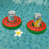 Linea completa di portabicchieri gonfiabili forma cocomero in piscina azzurra