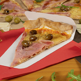 Prendi pizza in cartone, bianco con una fetta di pizza su una tavola 