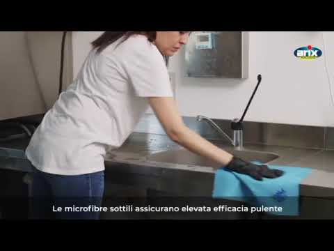 Donna che usa su superficie professionale un panno in microfibra