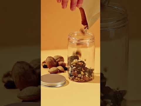 Video con barattolo per alimenti che viene riempito di frutta secca