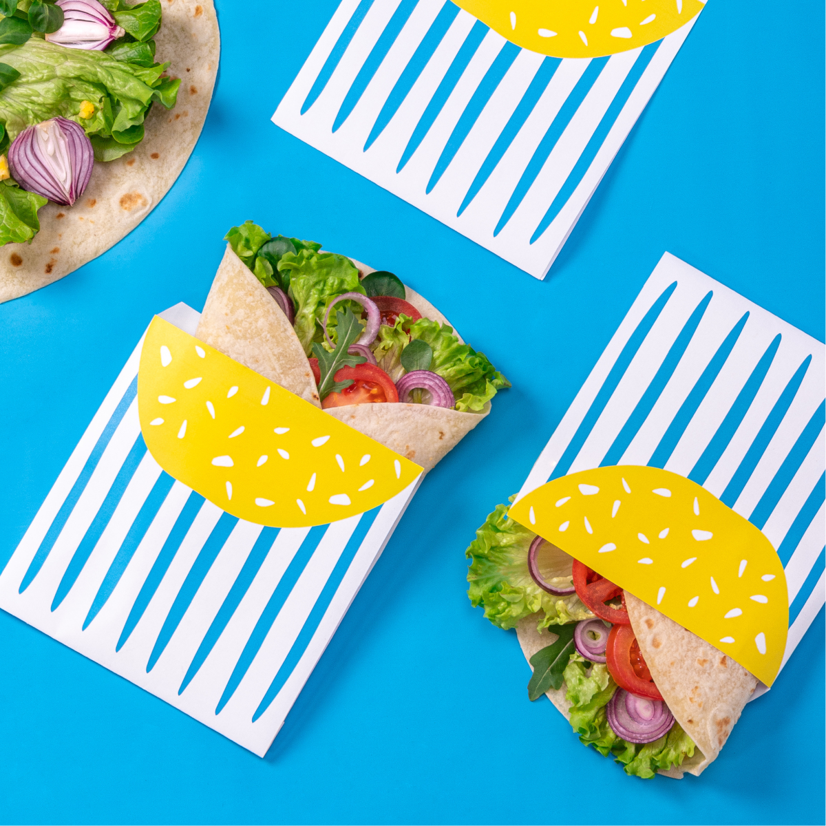 Carta porta alimenti con dentro piada, su sfondo blu