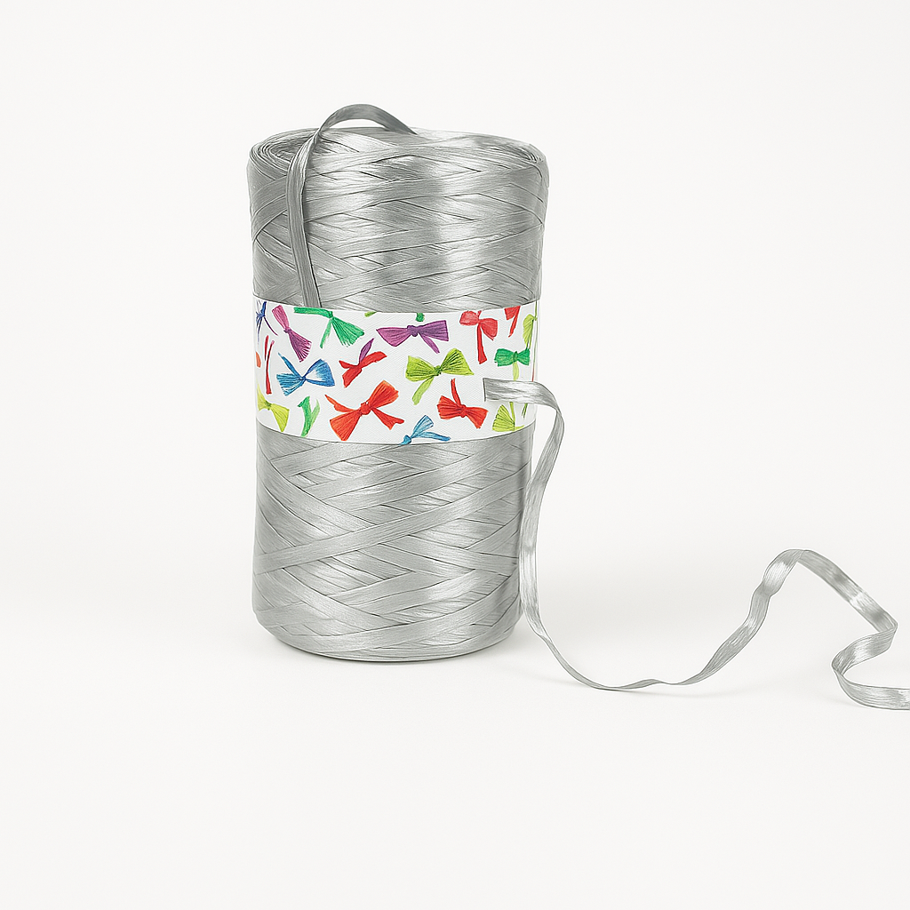 Raffia color argento nel suo gomitolo