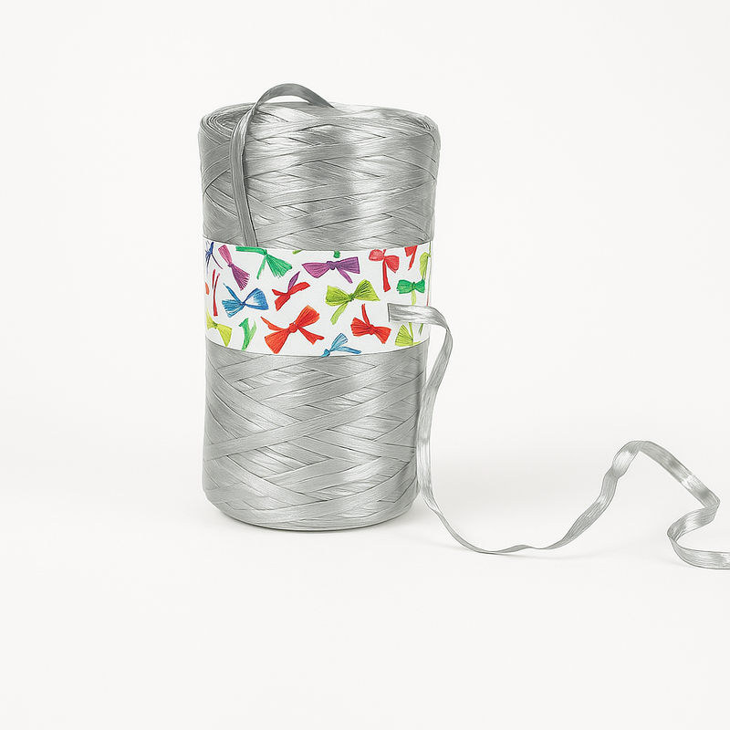 Raffia color argento nel suo gomitolo