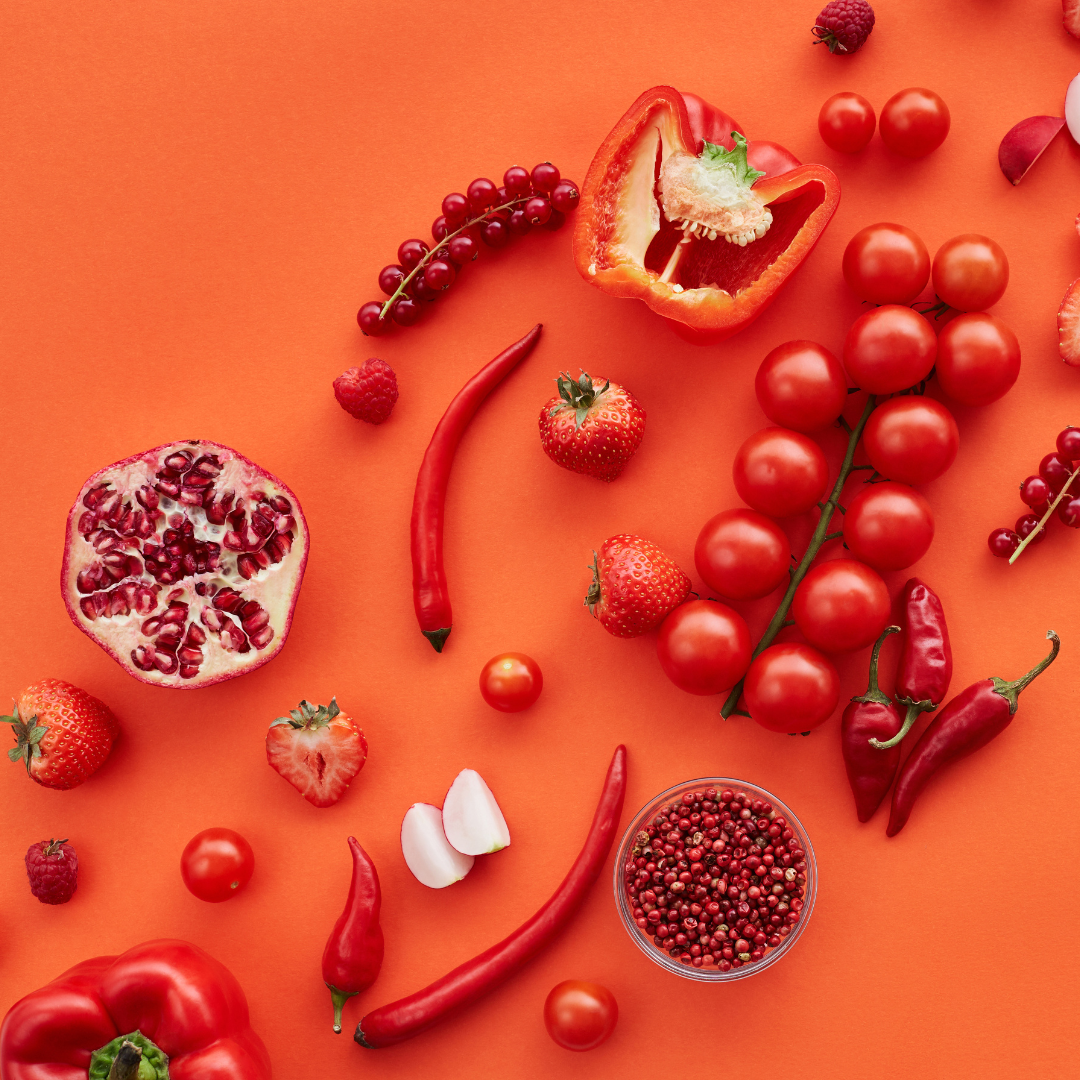 Frutta e verdura rossa su sfondo rosso