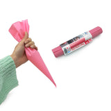Sac a poche rosa retta da una mano e nel suo rotolo