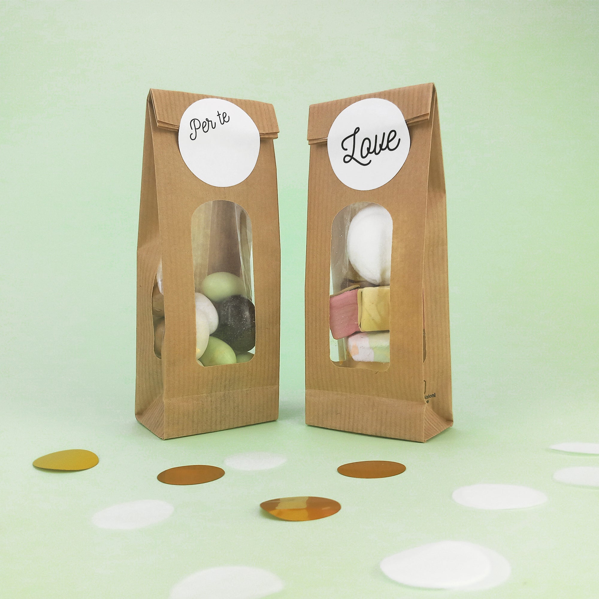 Due sacchetti quadrati di carta color avana con finestra, con due etichette tonde, pieni 